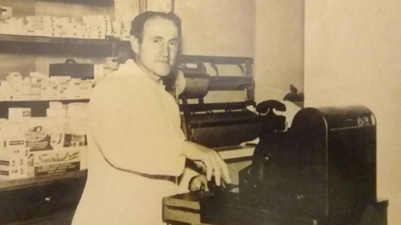 RECUERDO. José Domenech, en el mostrador de su farmacia. .