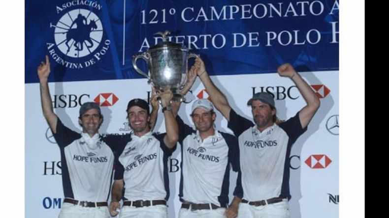 El cuarteto de La Dolfina levanta una vez más la copa del Argentino Abierto..