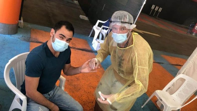 PINCHAZO. Agustín se dedica a realizar los test serológicos..