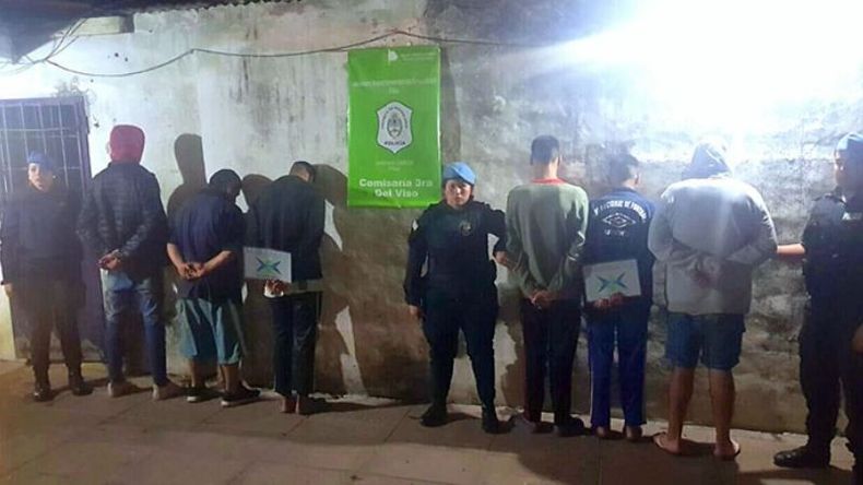 DETENIDOS EN FILA. Son siete, entre ellos un menor y una mujer..
