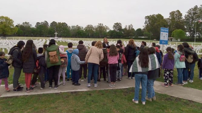 Cenotafio de Malvinas, sitio emblemático en #Pilar que permite rememorar la historia que marcó a la Argentina y rendir homenaje a nuestros héroes. En esta ocasión, la visita guiada fue para los CDI (Centros de Desarrollo Infantil) Crocci de Villa Rosa y 7 de Mayo de Derqui. Pilar Turismo / @PilarTurismo.
