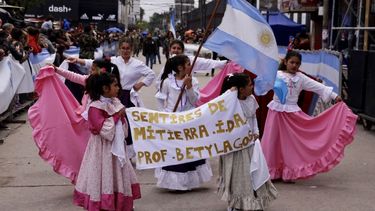 Tradición y vecinalismo en el desfile cívico