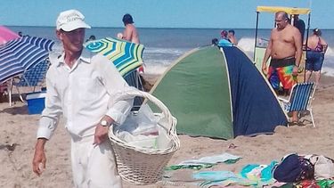 CANASTA. Antonio camina 30 kilómetros al día. La docena: $250.