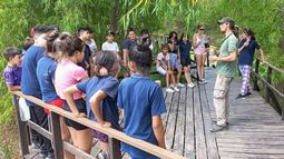 Los alumnos de la Escuela Nº 30 de #DelViso participaron de una visita guiada en la #ReservaNatural de nuestro municipio. Durante el recorrido, los guardaparques del sitio protegido transmitieron la importancia de preservar el espacio natural y las especies que allí habitan. Pilar Turismo / @PilarTurismo..