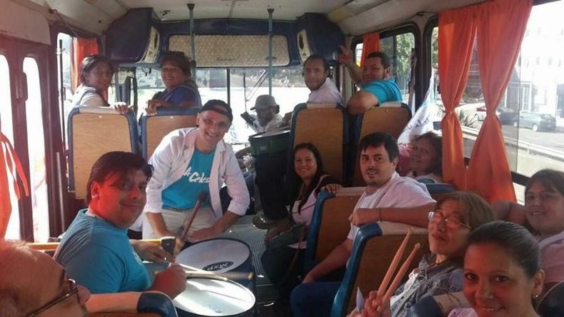 NOS VAMOS. Docentes de Suteba Pilar, viajando a la marcha..
