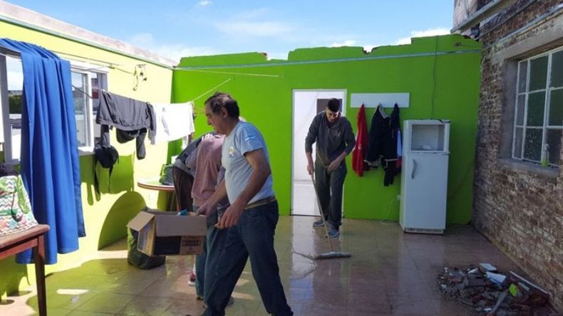 El viento arrancó el techo de chapas de un cuarto donde se alojan jugadores del Club Atlético. .