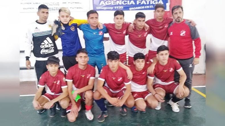 LÍDER. La Sexta de la Avenida se quedó con el duelo de invictos de la categoría..