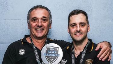 Arquitento de Pilar. Marcelo Asturiano junto a Fernando Rosanova y la Copa Islas Malvinas. Arquitento de Pilar. Marcelo Asturiano junto a Fernando Rosanova y la Copa Islas Malvinas.