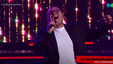 Lucas Rivadeneira interpretó un tema de soul en los playoffs de La Voz Argentina.