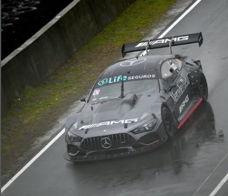 LLUVIA. Azar logró con su Mercedes la mejor clasificación en el TC.