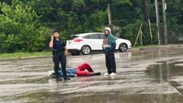 El motociclista herido permaneció tendido en la cinta asfáltica hasta la llegada de la ambulancia del SAME.