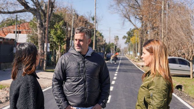 La candidata a primera concejal por Fuerza Patria Pilar, Soledad Peralta, recorrió los asfaltos junto al intendente Federico Achával.