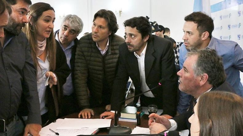 MIRADAS. Uno de los pocos momentos de debate que tuvo la sesión de ayer. .