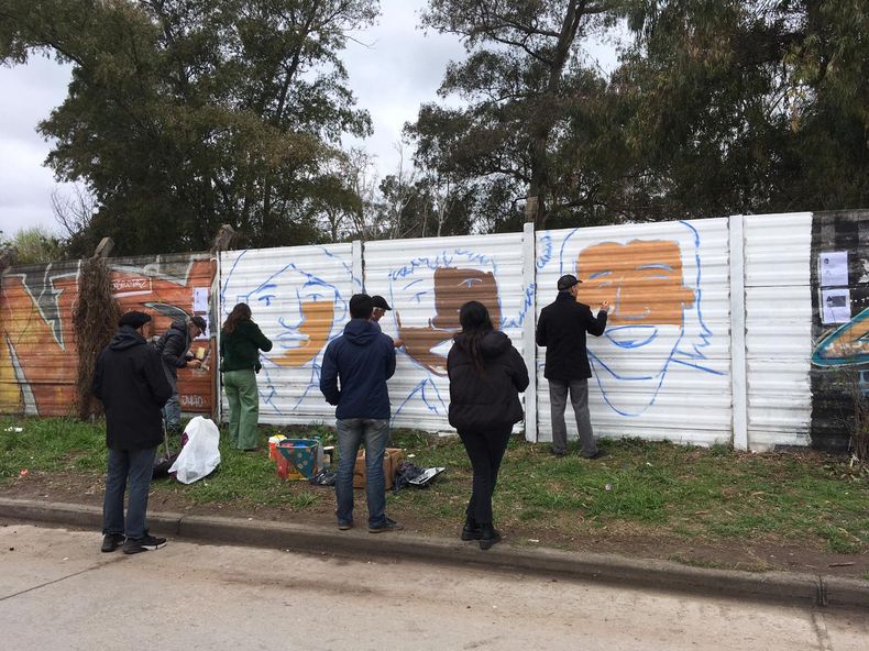 El mural se encuentra en la calle Viamonte, entre Fontana y Gutiérrez.