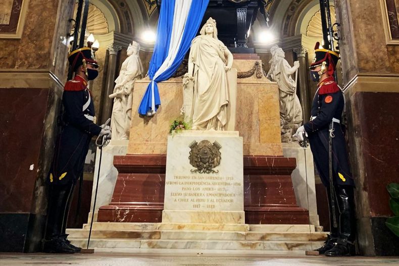 Granaderos custodian la tumba de San Martín. (Granaderos /Facebook)..jpg
