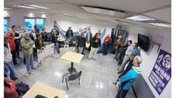 ALTERNATIVA. Ernesto Arriaga confirmó a los vecinos que se hará la colectora..