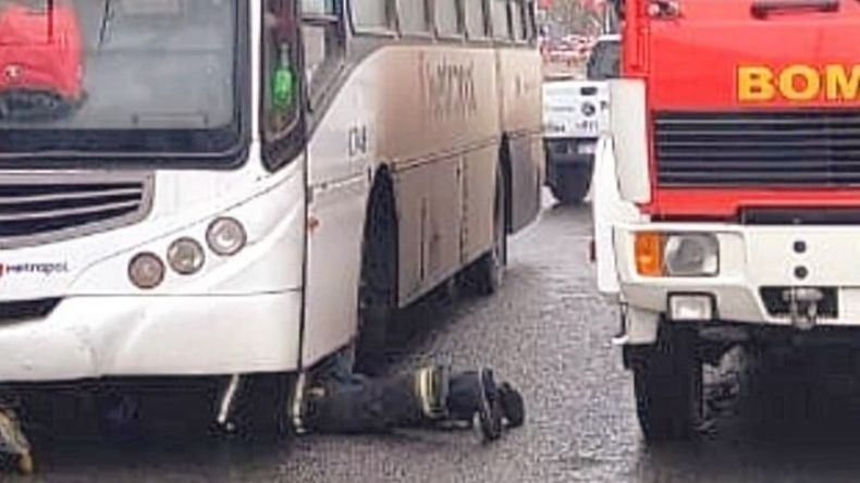 Los Bomberos debieron rescatar al hombre accidentado debajo del colectivo. Foto @juancaimpacto.