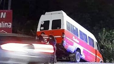 Eso pasa con la gente que sale del salón Santa Catalina, todas las fiestas veo salir la gente que no puede mantenerse en pie de lo que toman, andan a alta velocidad como locos. Seria lindo poner control cuando salen del salón. Hoy fue eso y si matan algún chico ¿Qué va a pasar? Es algo que se puede evitar. Julián. .