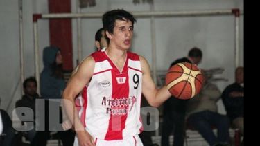 Thomas Lynn condujo a los Sub 19 de Atlético Pilar al triunfo en Escobar..