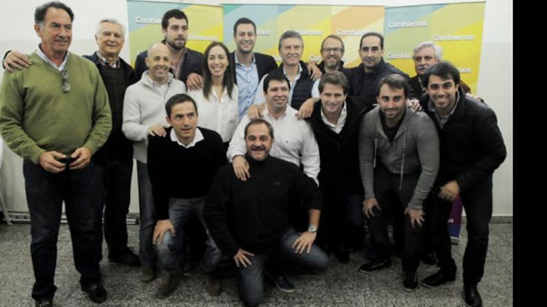 EQUIPO. Los referentes Pro, con Macri, en Escobar..
