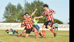 Fonzalida festeja el gol del triunfo con Fernández y Bonora..