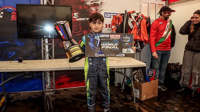 CLASIFICACIÓN. Toto Perea con la copa por el 3º puesto en la 60 MINI y el ticket al Roud to Viterbo.