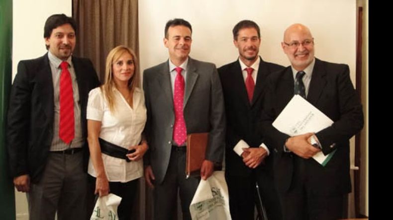 Máximo Paz (decano), Viviana Toledo (periodista), Daniel Navarro (periodista), Matías Prieto Cané (coordinador académico Pilar) y Manuel Montaner (director de Relaciones Públicas)..