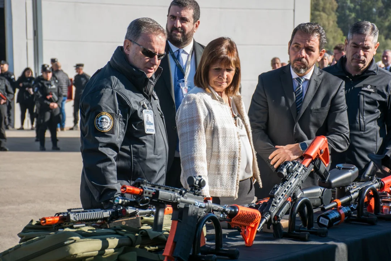 NUEVAS ARMAS. Bullrich anunció la implementación de las pistolas Taser.