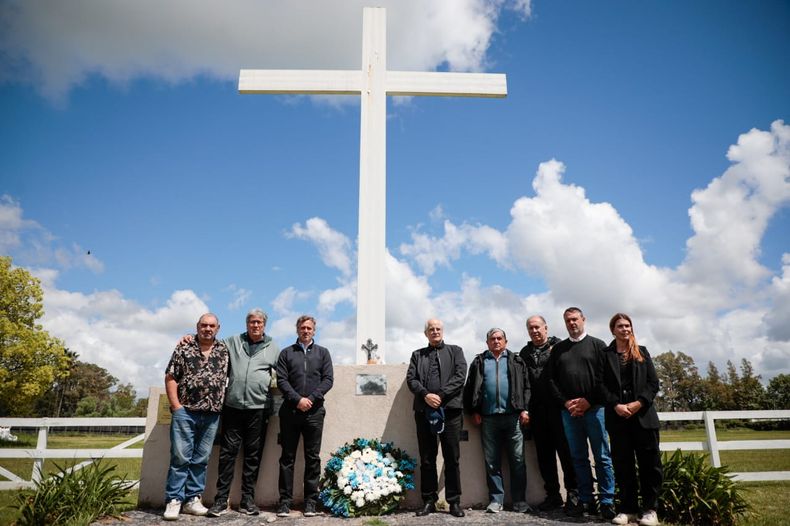HOMENAJE Achval y Taiana en el Cenotafio junto a veteranos de Malvinas y funcionarios
