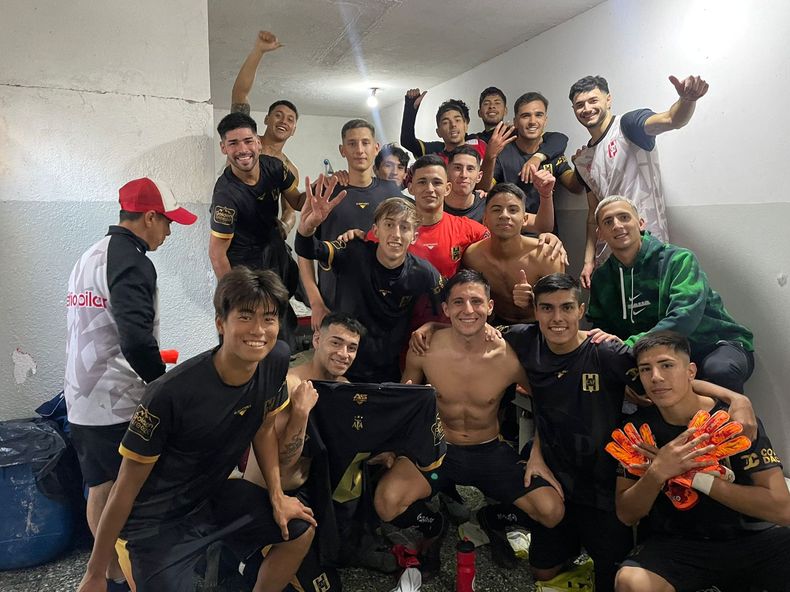 FELICIDAD. Los jugadores festejan en el vestuario la victoria ante los escoltas.