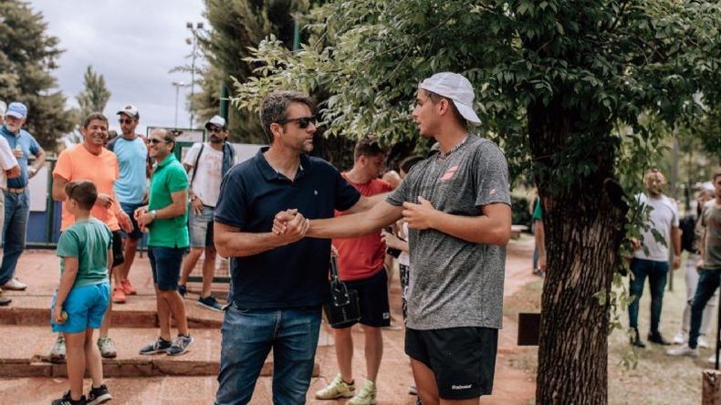 SALUDO. El presidente de la AAT, Agustín Calleri, felicita al Duke por el título en Río Cuarto..