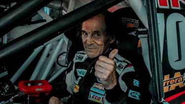 PULGAR ARRIBA. Roberto Videle sentado en su Dodge en la previa a la final.