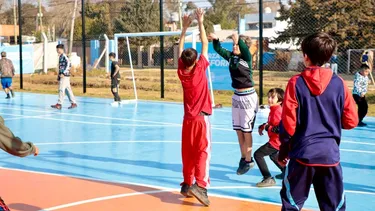 ACTIVOS. La cancha de básquet y fútbol es uno de los principales atractivos de la plaza.