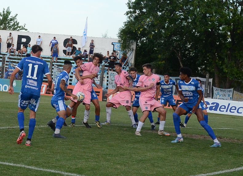 NO QUISO ENTRAR.&nbsp;﻿Govi, Morán y Otermín no pueden empujar la pelota en el área de Liniers.