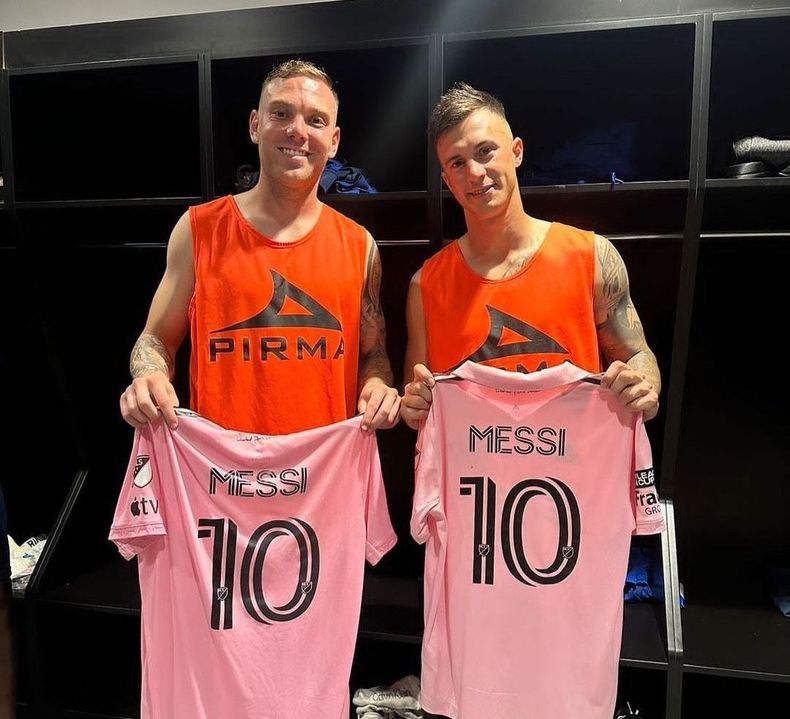 Augusto se dio con el gusto. Lotti (derecha) y Rotondi con la camiseta de Lionel Messi.