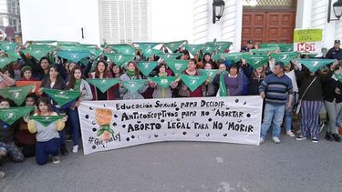 PAÑUELAZO. Colectivos de mujeres marcharon ayer al municipio y la iglesia para repudiar la muerte de R. .