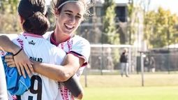 ABRAZO. Delfina Ugarte, una de las goleadoras de las Reinas.