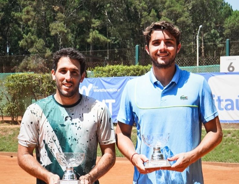 Rodríguez Taverna (derecha) junto a Hernán Casanova, los campeones del dobles en Punta del Este.