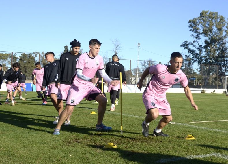 ENTRENAMIENTO. Los jugadores de Real Pilar hicieron ejercicios físicos.