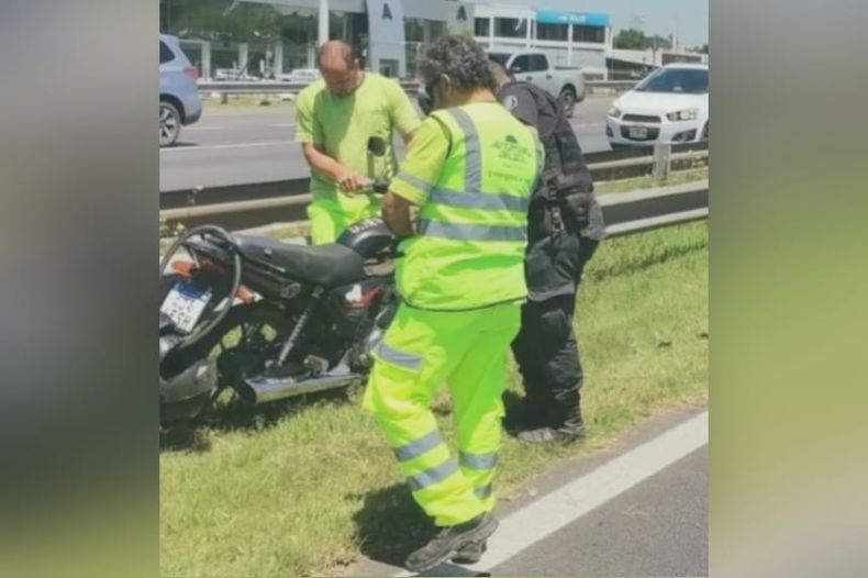 IMPACTO. Los motociclistas impactaron contra el guardarrail.