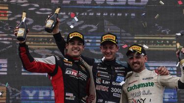 CHAMPÁN. Azar junto a Ciarrocchi y Di Palma, en el podio del TRV6.