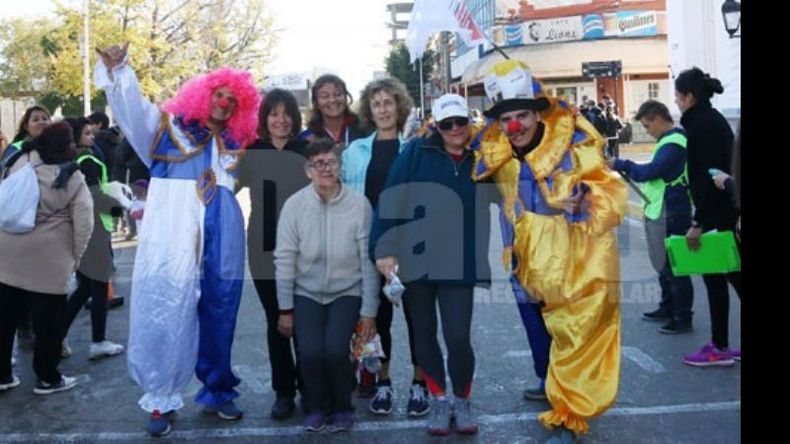 ACOMPAÑANTES. Los payasos animaron a los corredores en la llegada..
