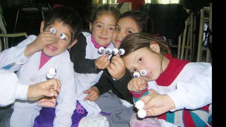 Los chicos construyeron sus propios títeres..