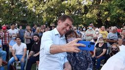 SELFIE. Santilli dialogó con vecinos en el Rancho..