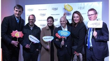 CARTELES. Ducoté con funcionarios nacionales en la cena del lunes..