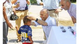 VISTO. Ducoté coloca los lentes a uno de los niños beneficiados..