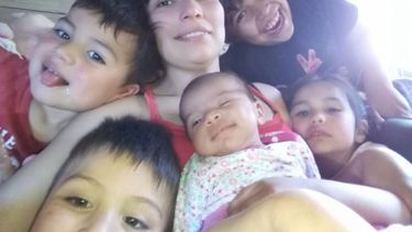 MAMÁ. Jésica Carrera, junto a sus cinco hijos..