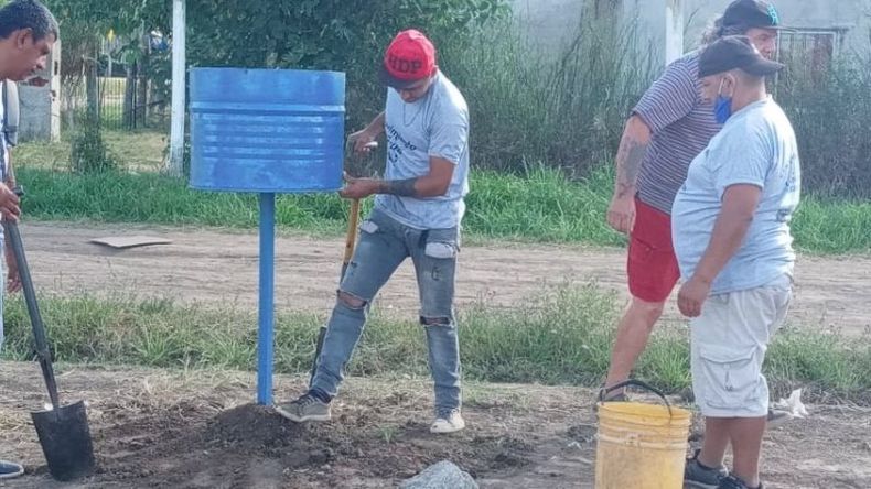 Vecinos de la Asociación Civil 22 de Agosto y la Cooperativa La Unión, de Manzone, juntos para refundar la plaza Eva Perón, con el apoyo de Obras Públicas, área de Joaquín Castro. Eduardo.