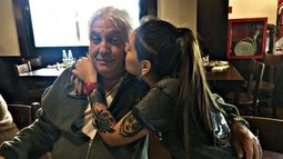 En familia. Carla con su papá, Carlos, que renunció a los Bomberos en repudio a la expulsión de la joven. .