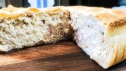 La receta de la semana: tarta de pollo, panceta y jamón. .